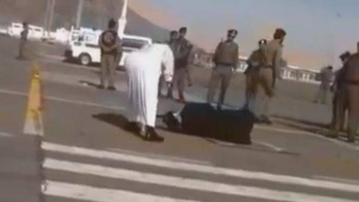 El verdugo ejecuta a la mujer birmana en plena calle en La Meca.-