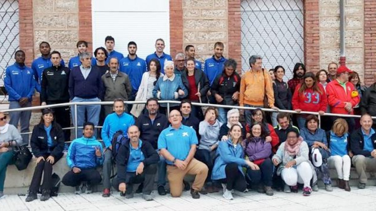 Foto de familia del acto finalizado en Rabé de las Calzadas.-CB MIRAFLORES