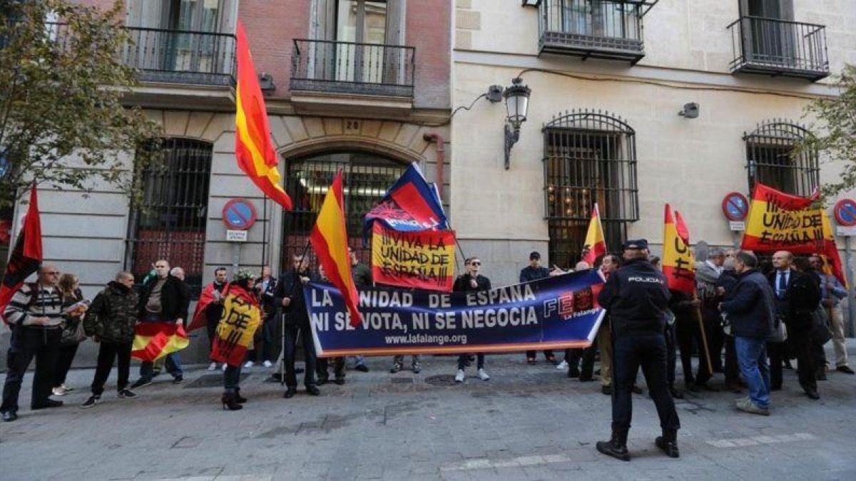 Un grupo de ultras esperan a Mas,en el Ateneo de Madrid, con pancartas y enseñas de Falange.-JUAN MANUEL PRATS