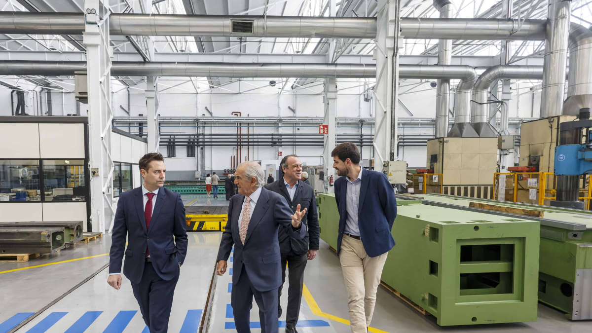 José Ignacio Nicolás Correa (en el centro de la imagen), durante una visita a su empresa del anterior alcalde, Daniel de la Rosa. SANTI OTERO