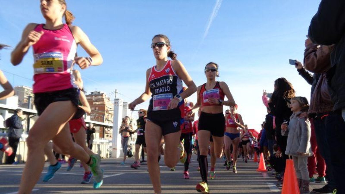 Corredoras de la San Silvestre de este año en El Masnou.-T. PÉREZ