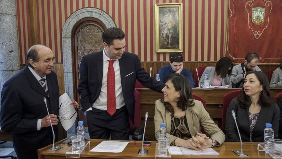 Fernández Santos y Daniel de la Rosa charlan con Nuria Barrio y Mar Arnáiz.-SANTI OTERO