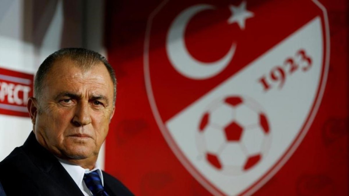 Fatih Terim, conocido como el Emperador, lanza una de sus terribles miradas-REUTERS / MURAD SEZER