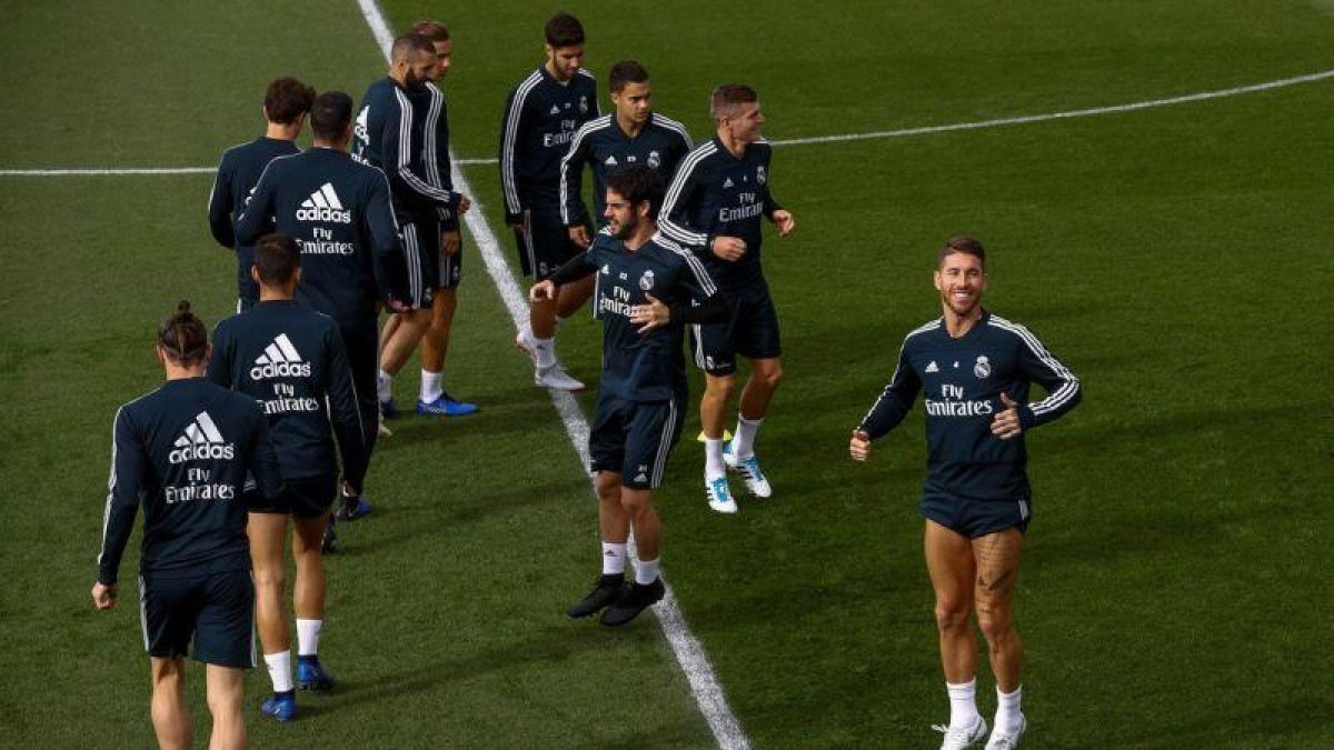 Los jugadores del Madrid durante un entrenamiento.-EFE
