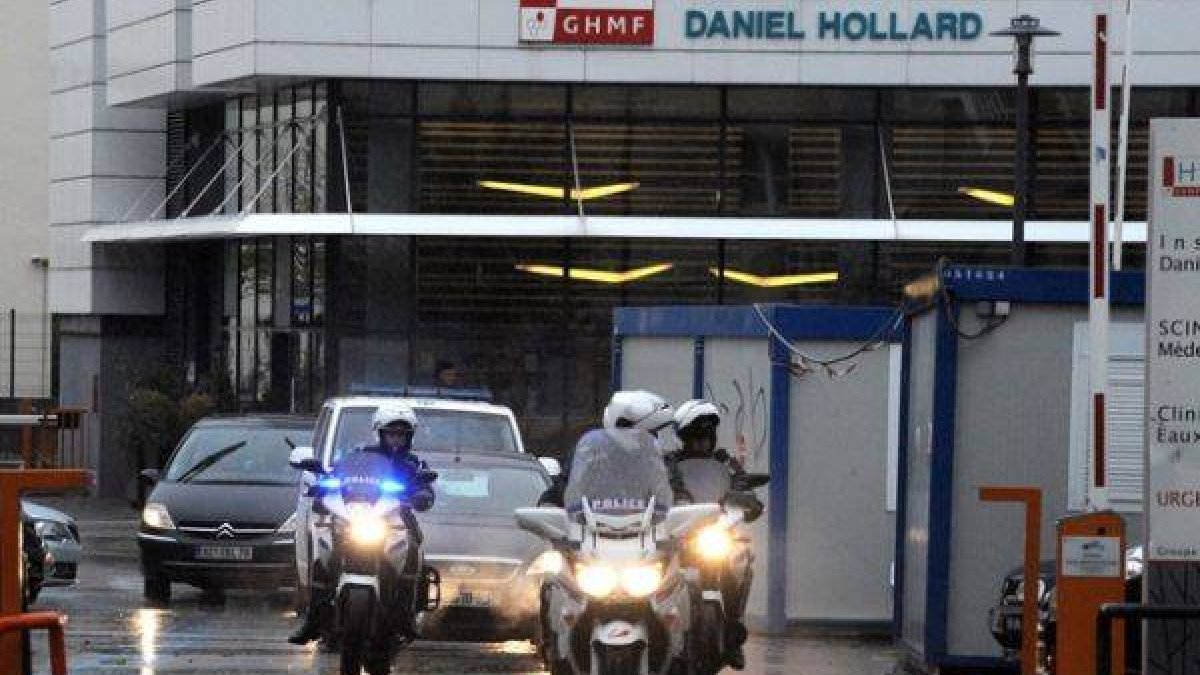 Una escolta policial acompaña la ambulancia que traslada al presidente Buteflika a su salida de la clínica en Grenoble, este sábado.-Foto: AFP / JEAN-PIERRE CLATOT