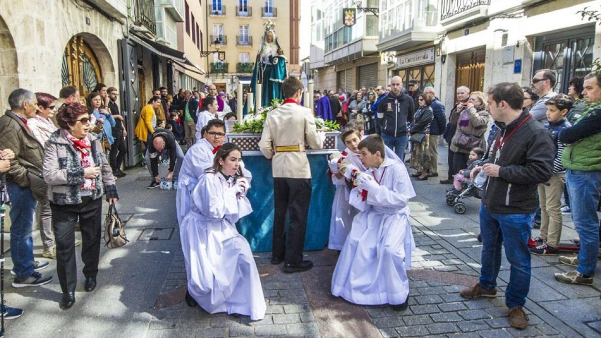 Jóvenes costaleros se disponen a levantar el paso de la Virgen del Socorro en la calle Avellanos.-ISRAEL L. MURILLO