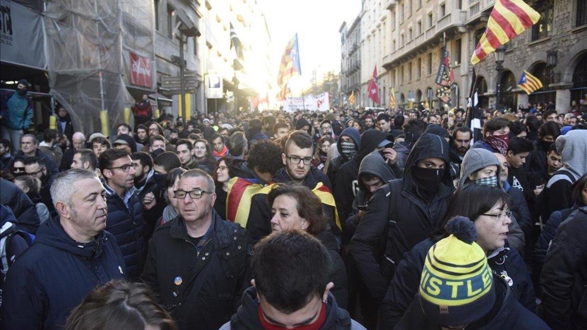 Manifestantes en Via Laietana-JUAN CAMILO MORENO