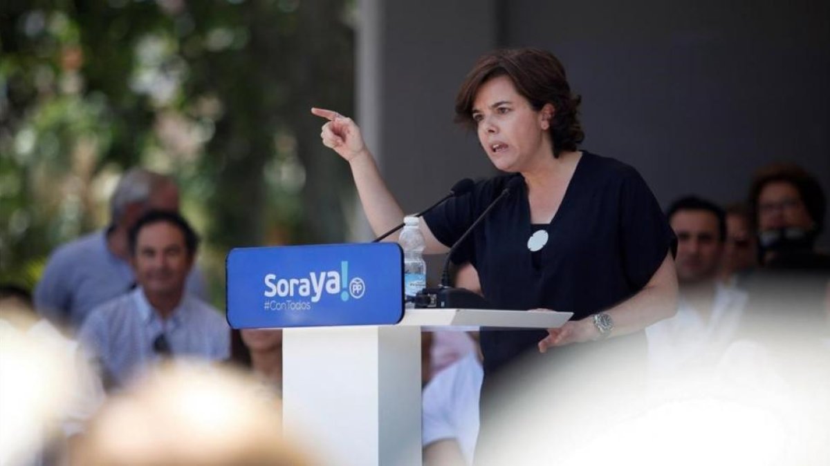 Soraya Sáenz de Santamaría, esta mañana en su primer acto de campaña interna, en Málaga.-EFE/ CARLOS DÍAZ