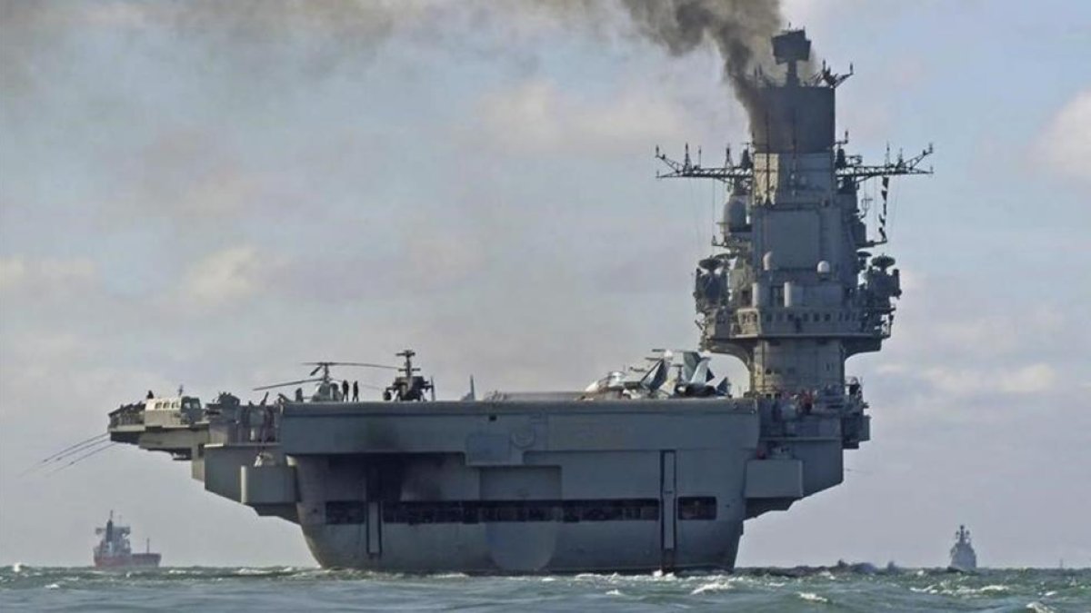 El 'Almirante Kuznetsov' navega por aguas internacionales, cerca del puerto de Dover (Reino Unido), el 21 de octubre.-EFE