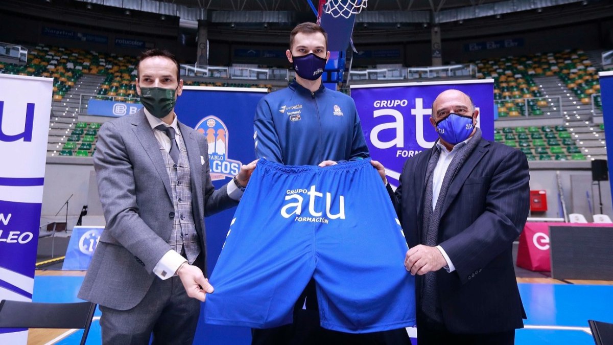 Salash posa con el presidente del club, Félix Sancho, y con Eduardo Ordóñez, de Grupo ATU Formación, ayer.