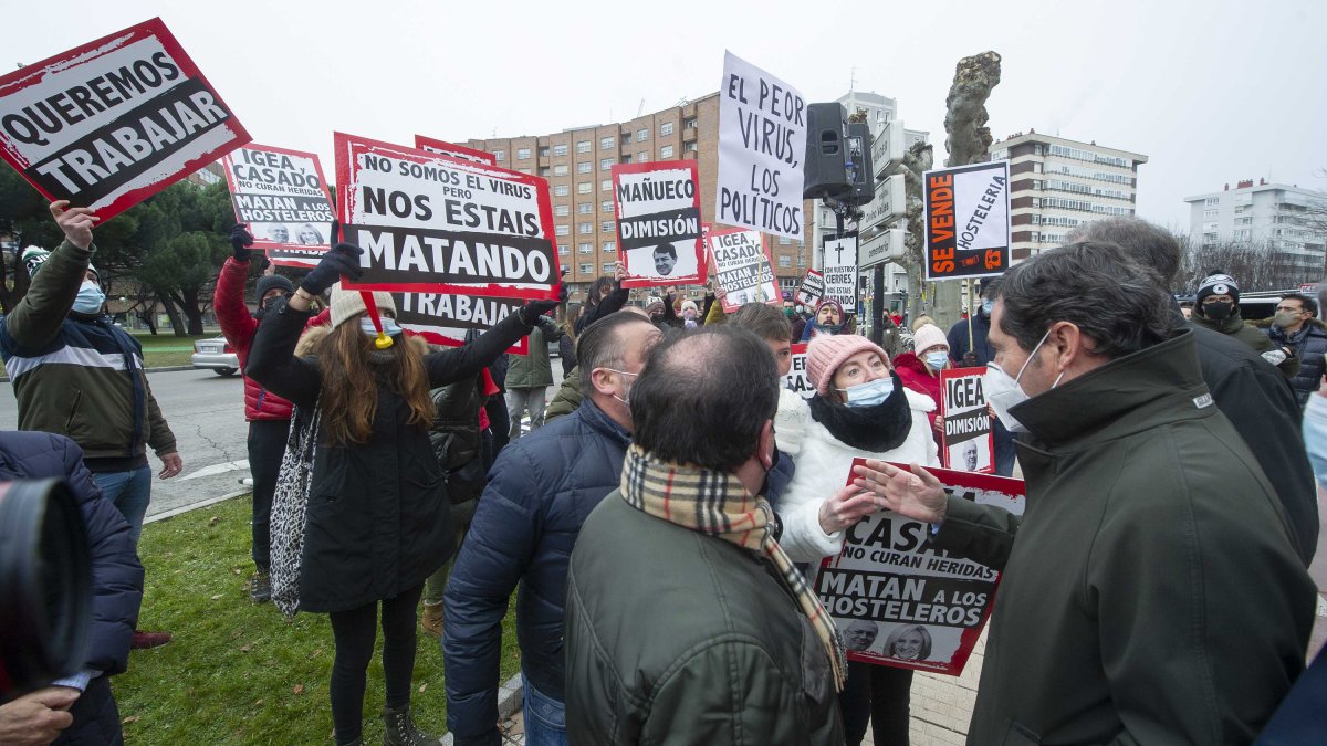 El presidente de la CEOE, Antonio Garamendi, se acercó unos instantes a los hosteleros para trasladarles su compresión. ISRAEL L. MURILLO