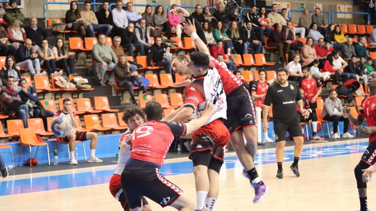 Imagen del partido entre el UBU San Pablo Burgos contra Viveros Herol Balonmano Nava. SERGIO DELGADO