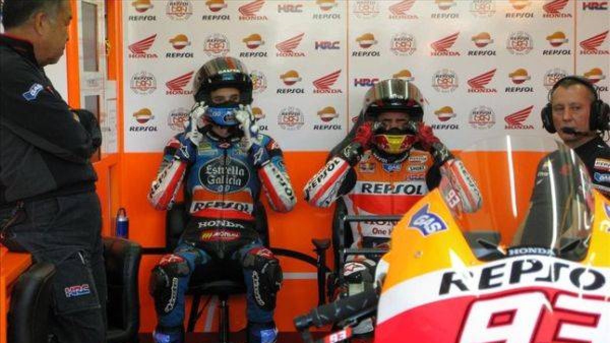 Los hermanos Márquez, después de entrenarse juntos en Cheste.-Foto: EMILIO PÉREZ DE ROZAS