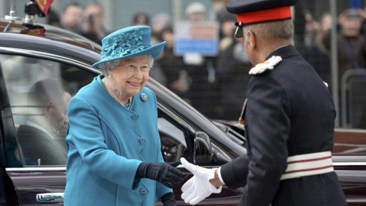 La reina Isabel acude a la inauguración del centro contra ciberataques.-REUTERS / HANNAH MCKAY