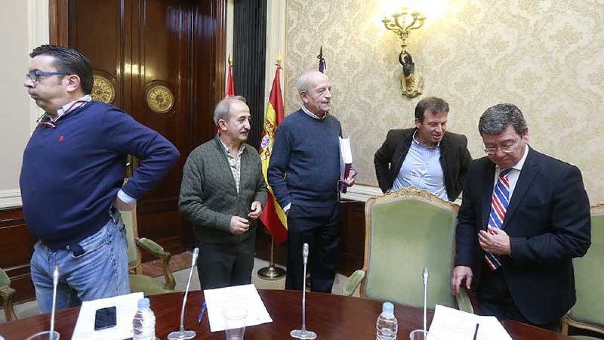 JorgeMínguez, Ramiro Ibáñez, José María Martínez, Borja Suárez y César Rico antes de un pleno provincial.-RAÚL G. OCHOA