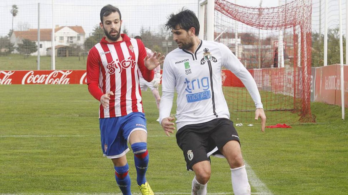 Carlos Quesada controla el balón durante un partido.-ECB