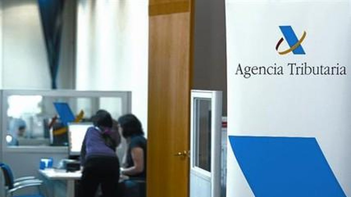 Ambiente en el inicio de la campaña de la renta en una oficina de la Agencia Tributaria en Barcelona.-RICARD CUGAT