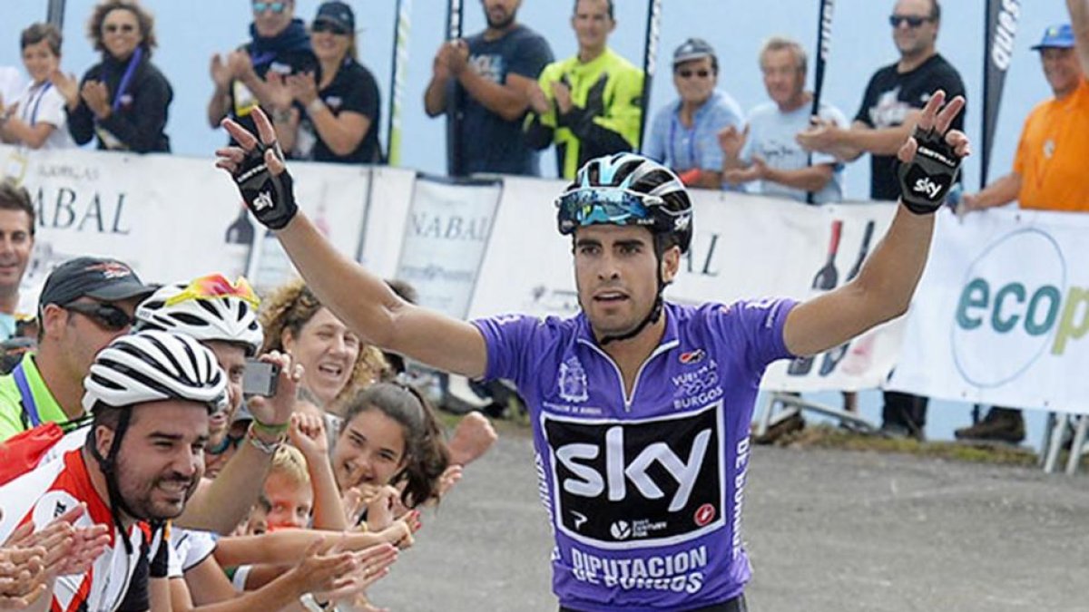 Mikel Landa entra triunfador en la meta de Picón Blanco.-SANTI OTERO
