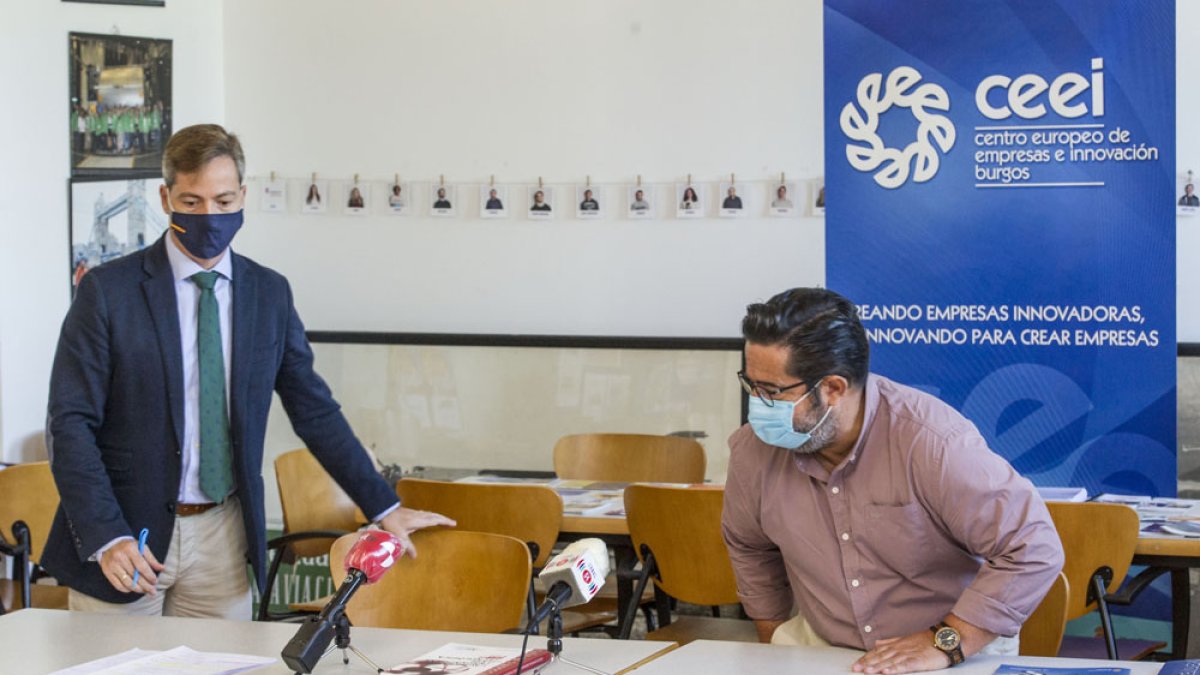El concejal del Partido Popular, César Barriada, ayer, junto al gerente del CEEI, José Vicente Orden. ISRAEL L. MURILLO
