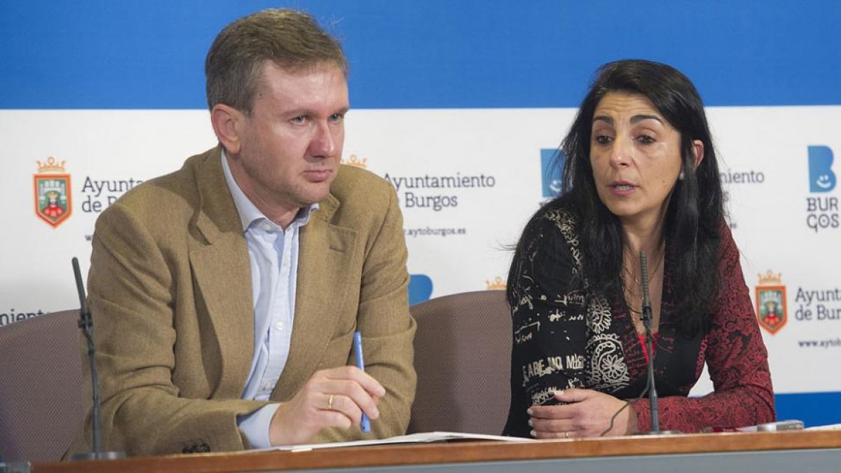 Javier Lacalle y Gloria Bañeres durante la rueda de prensa para presentar el acuerdo de 19 compromisos.-ISRAEL L. MURILLO