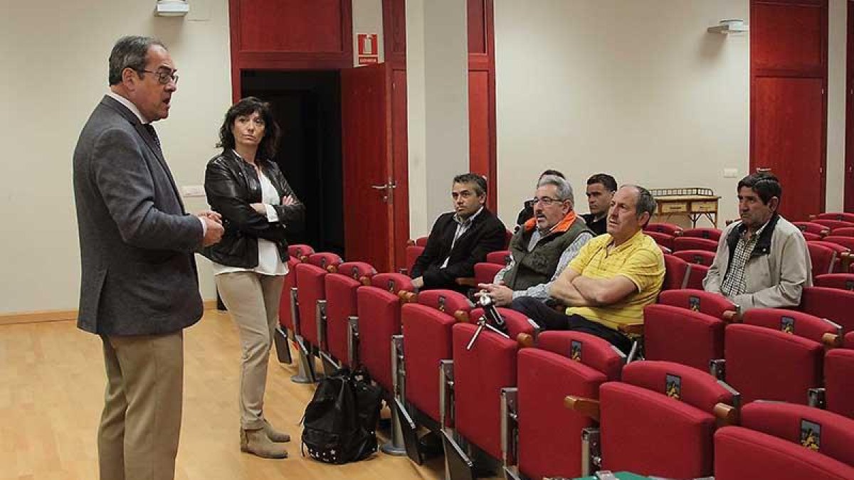 Baudilio Fernández-Mardomingo y AserMorato con alcaldes de La Bureba ayer en Poza de la Sal.-G.G.