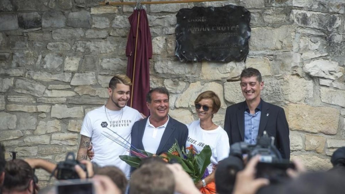 Joshua Angoy, nieto de Cruyff, Joan Laporta, Sushila Cruyff, hija de Johan, y Francesc Llobet, alcalde de Vallfogona de Riucorb.-JORDI COTRINA