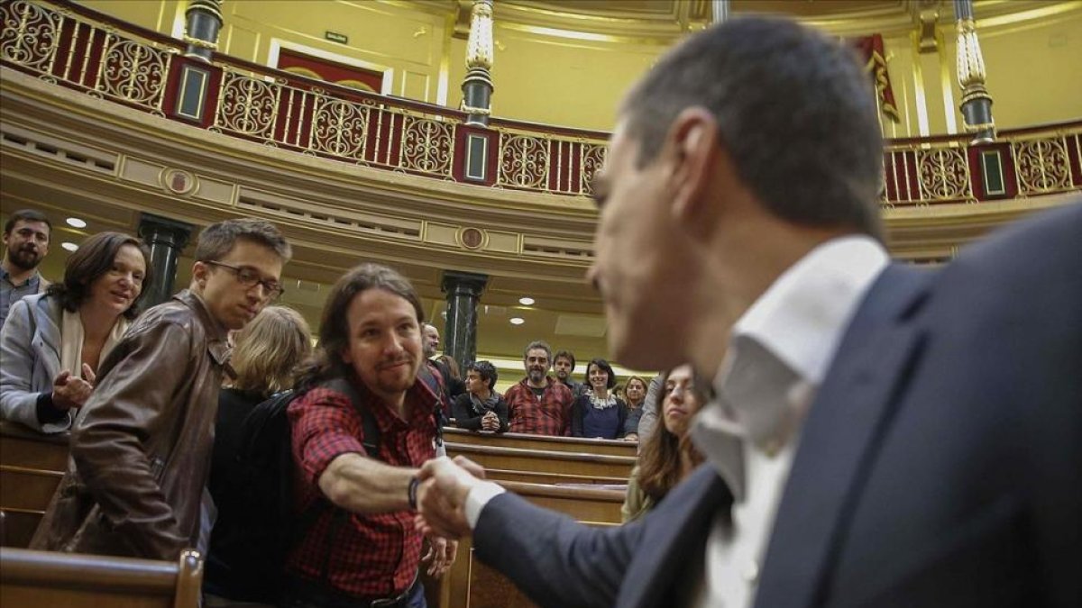 El líder de PSOE, Pedro Sánchez, saludando al secretario general de Podemos, Pablo Iglesias, en el Congreso.-PACO CAMPOS / EFE