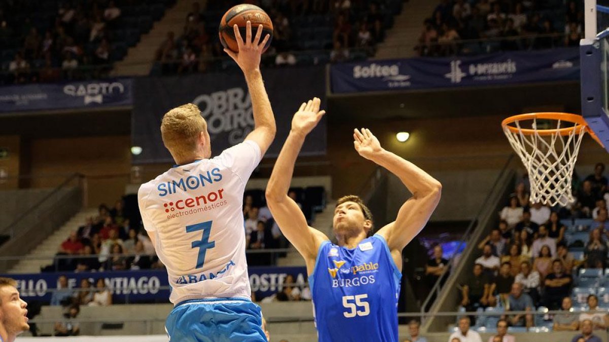 Kravtsov no puede evitar la canasta de Simons, ayer.-ACB PHOTO / X. CORTIZO