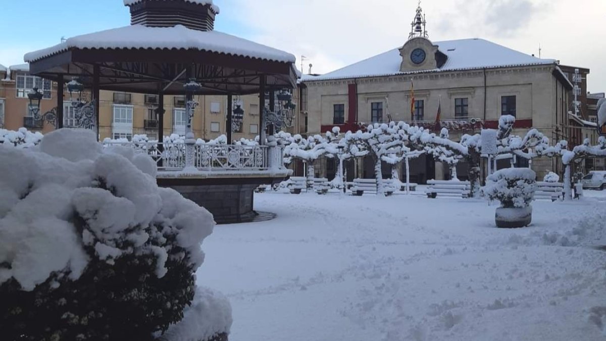 La plaza del Ayuntamiento de Villarcayo esta mediodía. ECB