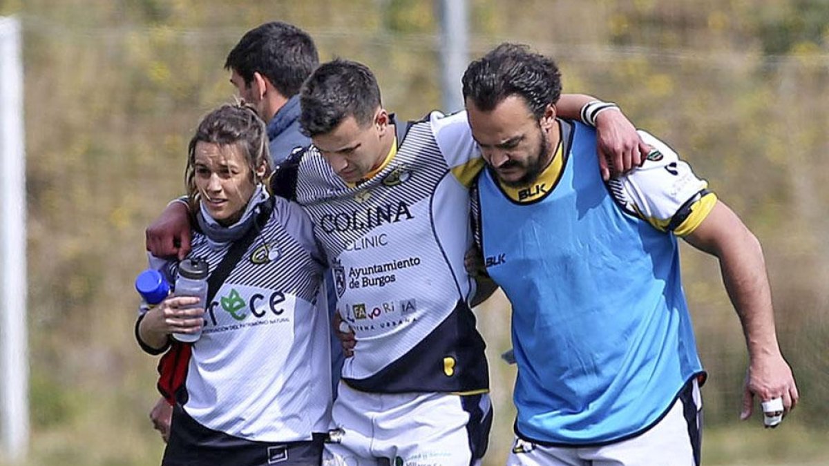 Doolan tuvo que ser ayudado para abandonar el terreno de juego.-AREA 11