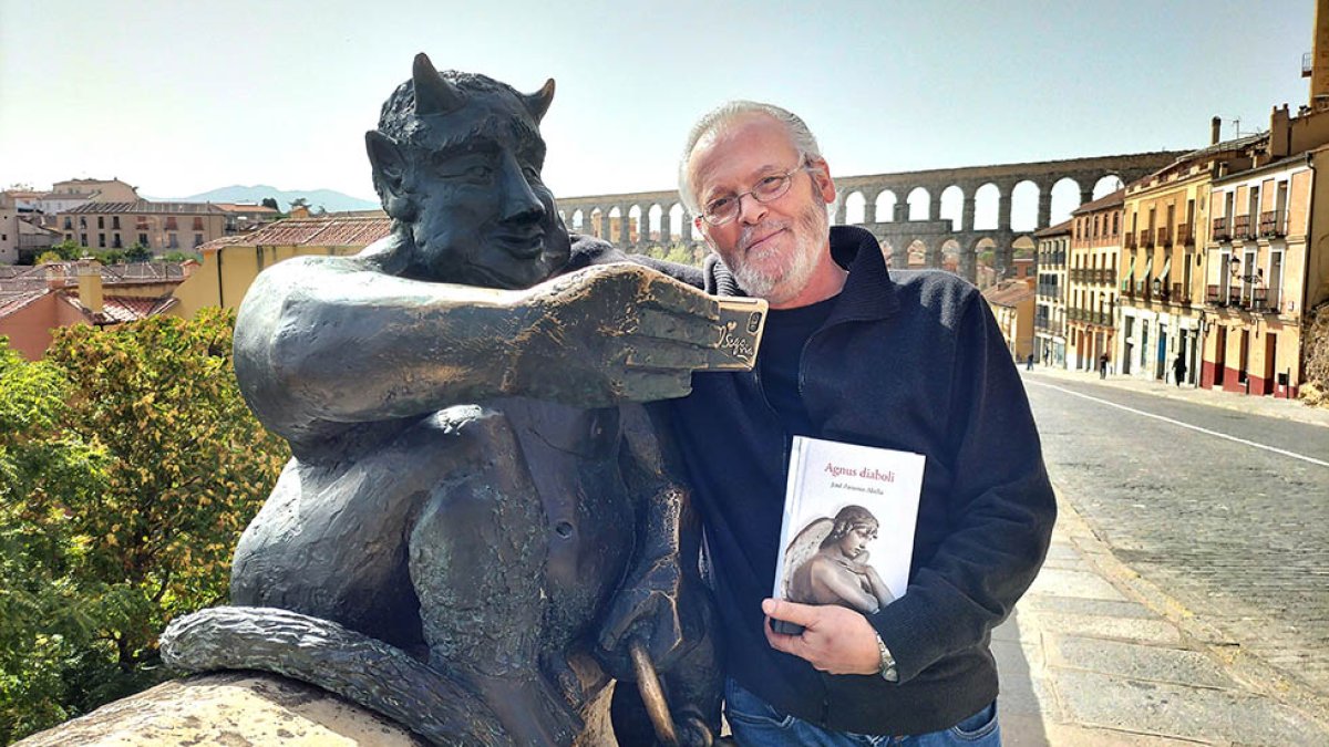 José Antonio Abella, junto a la escultura del Diablillo del Acueducto y con la novela ‘Agnus diaboli’. DARÍO GONZALO