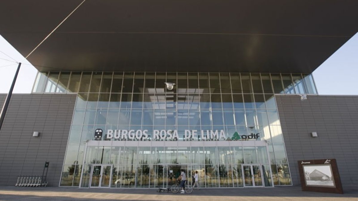 Imagen de la fachada de la estación de ferrocarril de Burgos con la denominación anterior. R. O.
