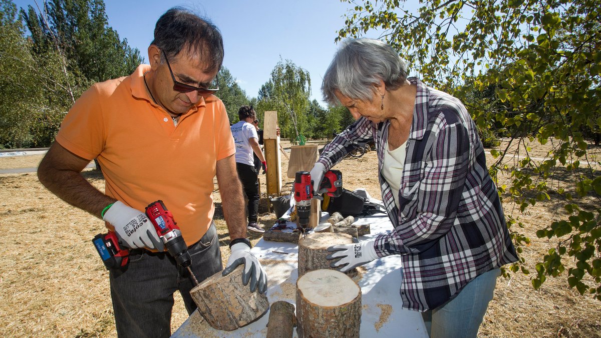 Imagen del taller de voluntariado durante la instalación del primer hotel para insectos. TOMÁS ALONSO