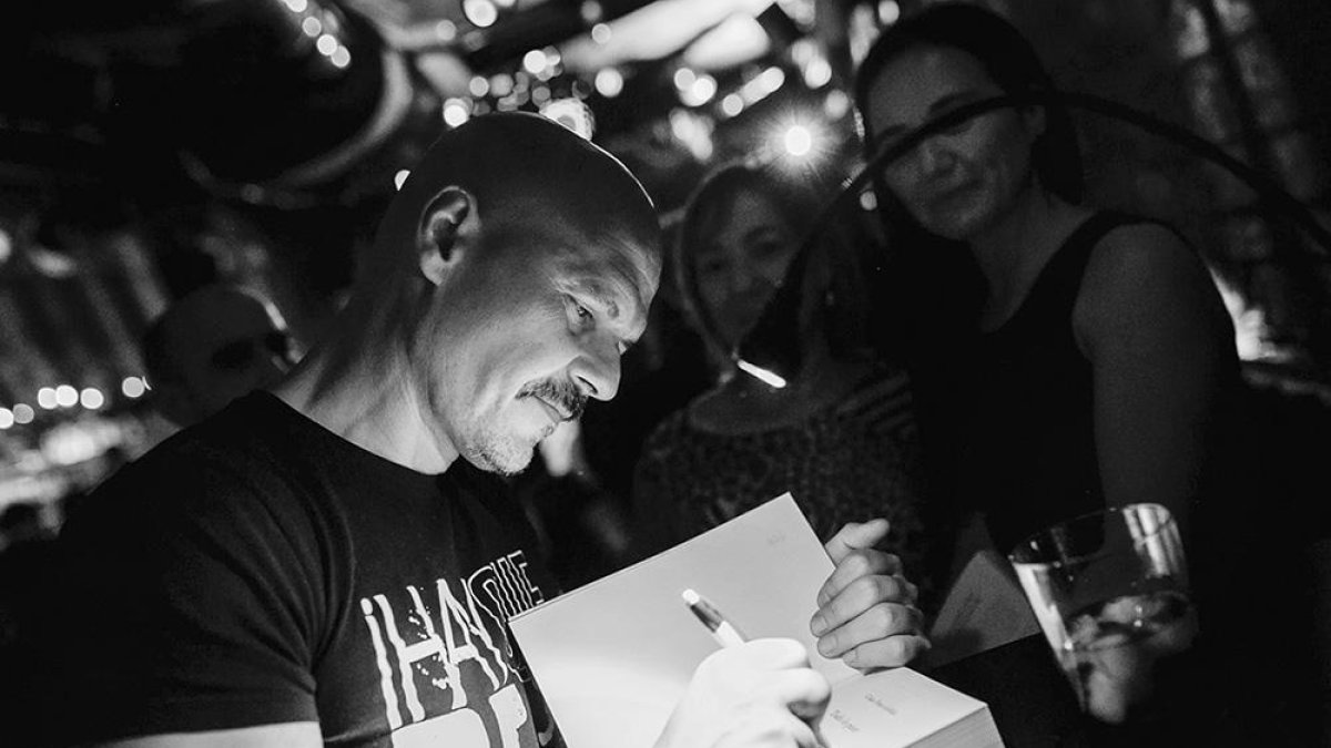 César Pérez Gellida, en una reciente firma de libros en el Zero Café de Valladolid. CARLOS DE FRANCISCO