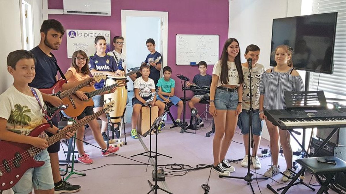 Los niños y niñas de la Escuela de Rock La Probetta, en Aranda de Duero, esperan ansiosos su actuación en uno de los festivales más importantes del país.-L.V.