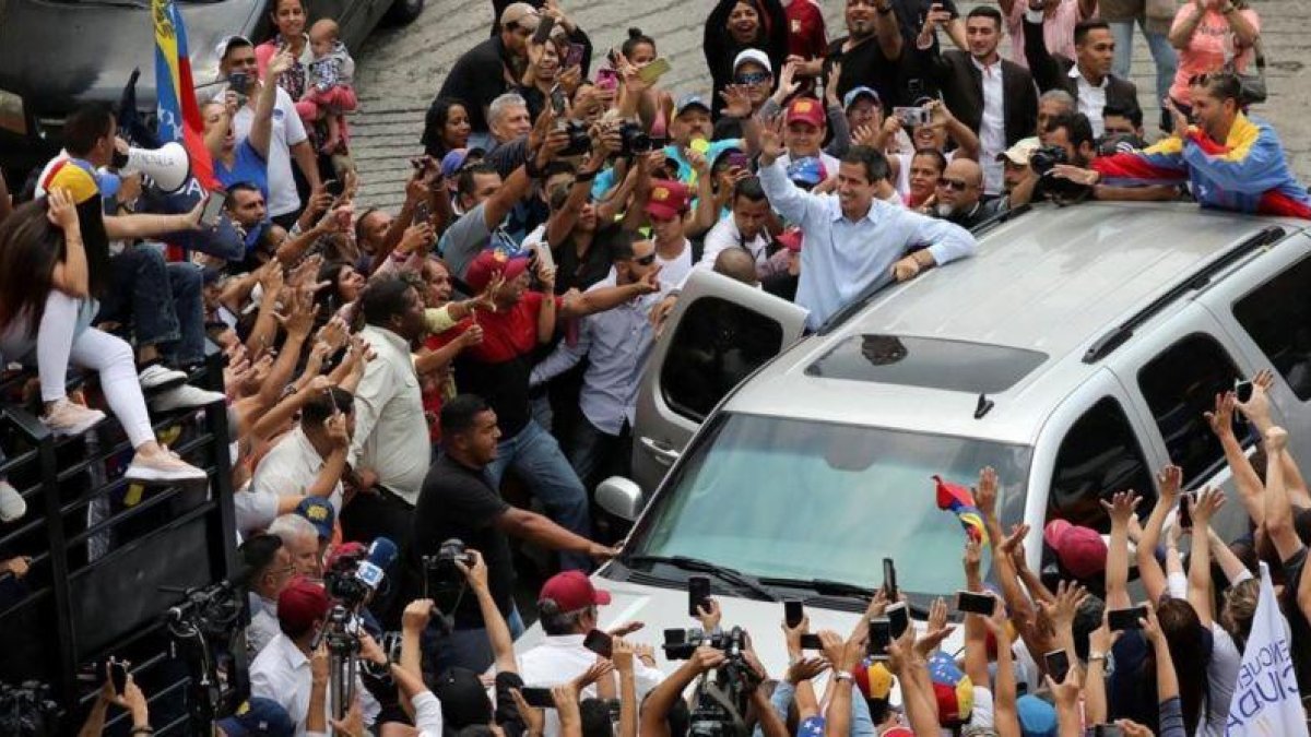 Guaidó saluda a los asistentes a un mitin en la ciudad venezolana de Carrizal.-MANAURE QUINTERO (REUTERS)