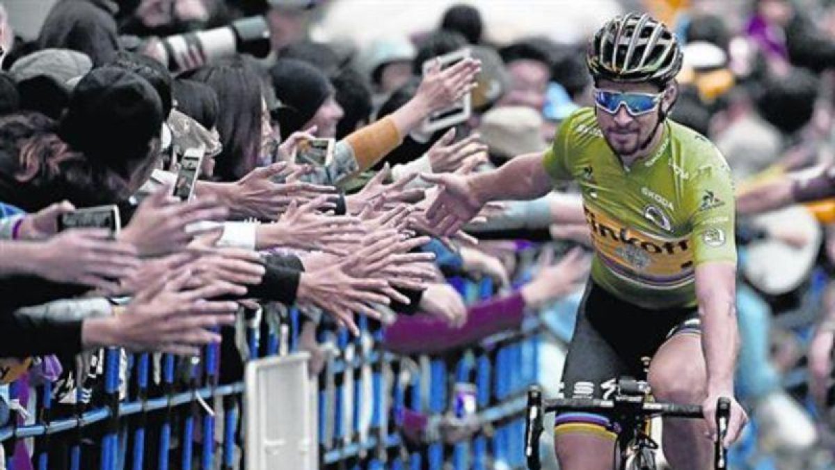 Sagan saluda al público japonés, el sábado pasado, en Saitama.-AFP / TOSHIFUMI KITAMURA