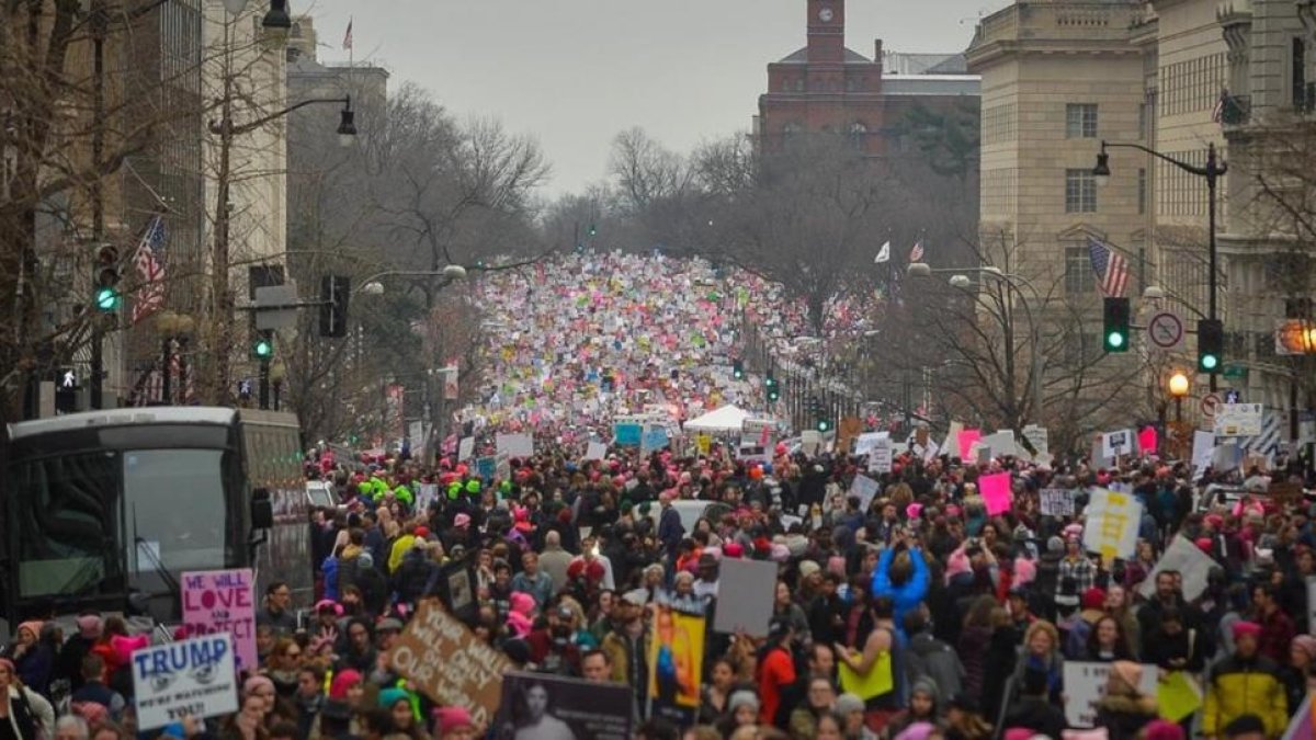 Cientos de miles de manifestantes ocupan las calles durante la Marcha de Mujeres en Washington, el 21 de enero.-REUTERS / BRYAN WOOLSTON
