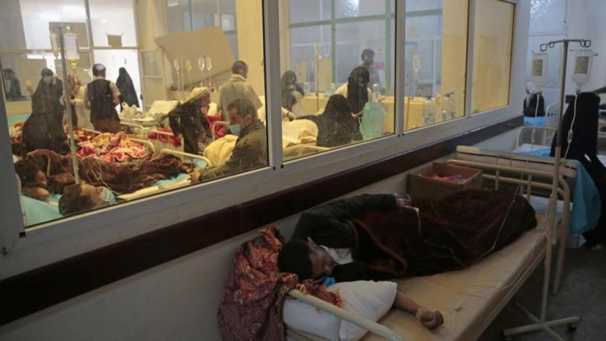 Varios pacientes con cólera son atendidos en un hospital de Saná.-HANI MOHAMMED