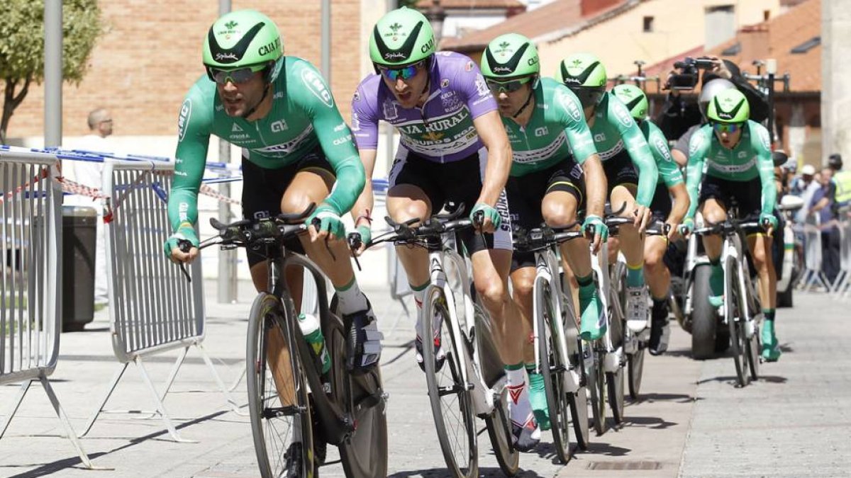 Carlos Barbero -con el maillot de líder-, durante la crono por equipos de laúltima Vuelta a Burgos.-SANTI OTERO