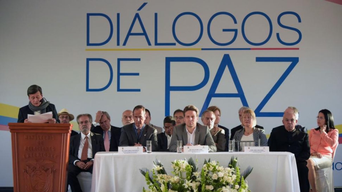 El representante del ELN, Pablo Beltran (a la izquierda), habla junto al miembro del Gobierno de Colombia, Juan Camilo Restrepo-RODRIGO BUENDIA / AFP