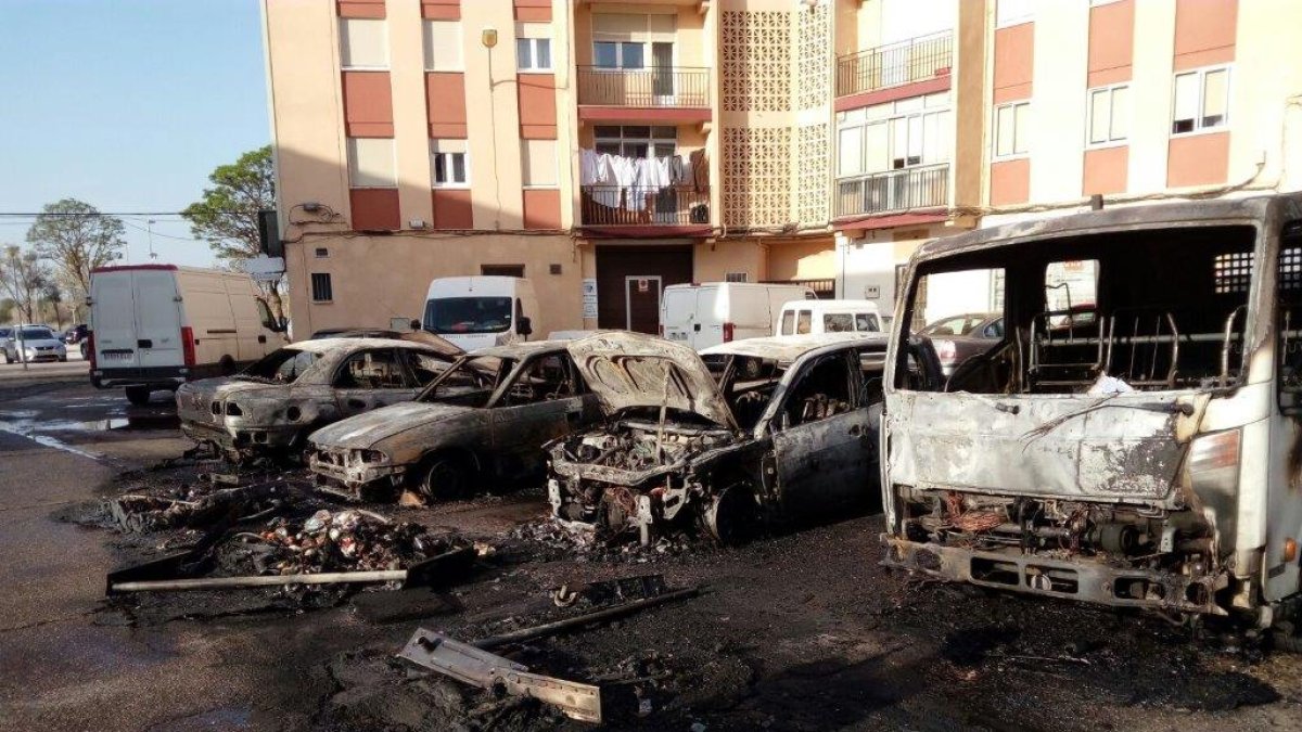 Cada contenedor que arde cuesta a la empresa Urbaser 900 euros. L. V.