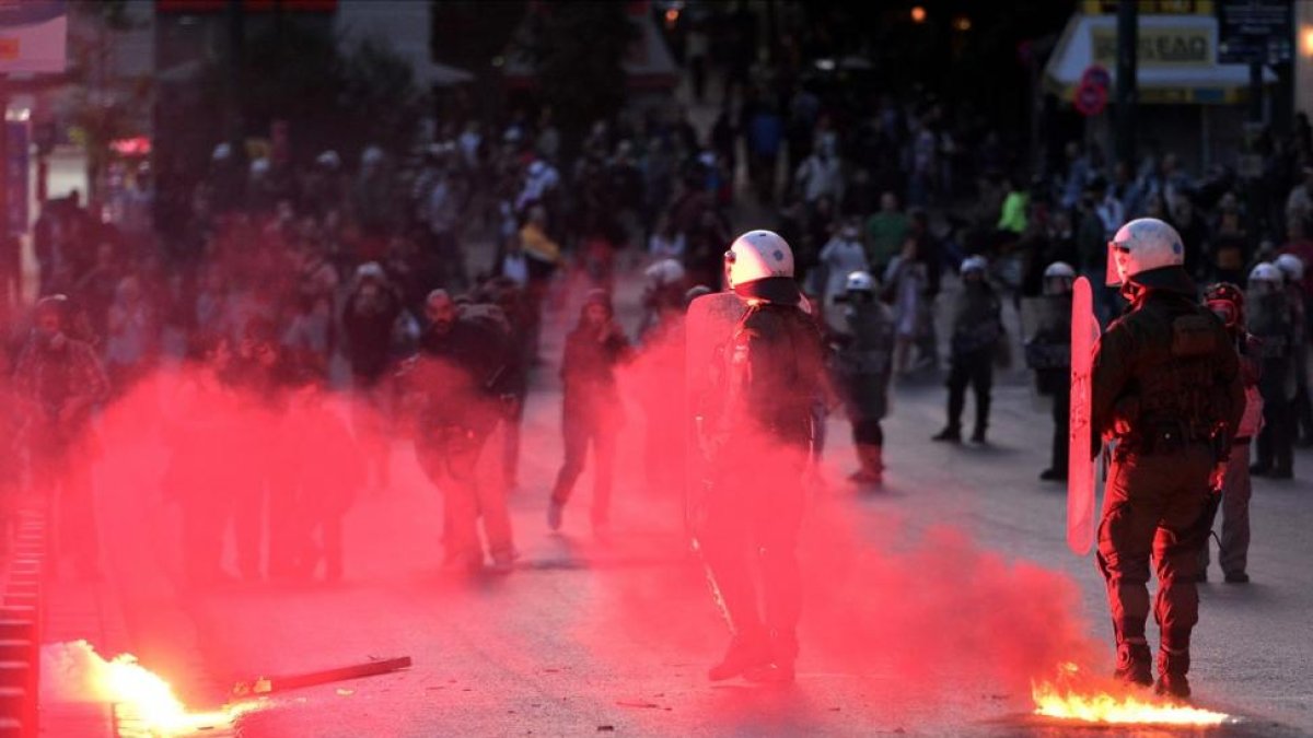 Enfrentamientos entre manifestantes y policía, esta madrugada frente al Parlamento griego, en Atenas.-AFP / LOUISA GOULIAMAKI