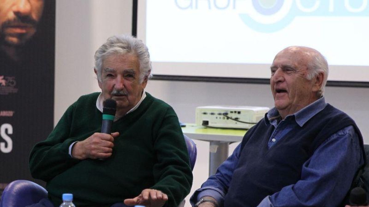 El expresidente uruguayo Jose Mujica y el escritor uruguayo Mauricio Rosencof participan durante la presentacion de la pelicula La noche de 12 anos en Buenos Aires, Argentina.-PABLO RAMÓN (EFE)