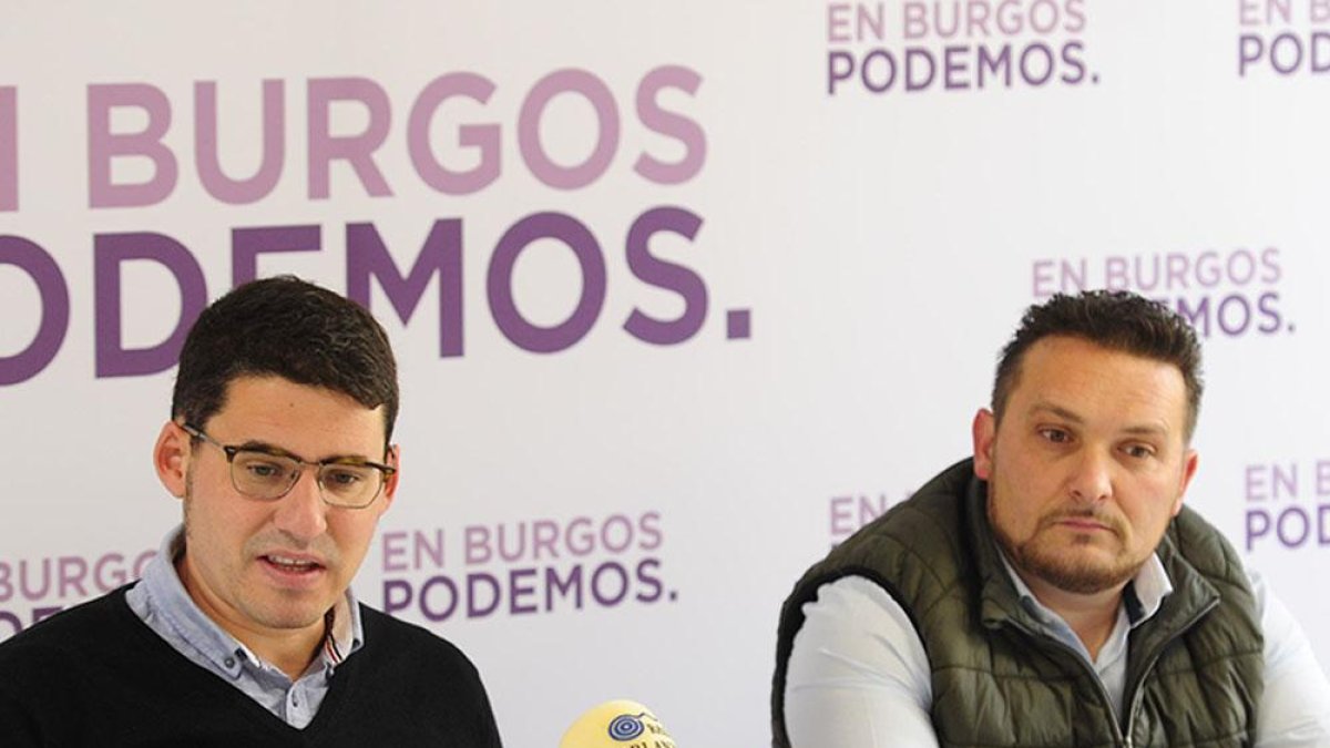 RaúlSalinero y Rubén Gabarri, comerciante del mercadillo.-ISRAEL L. MURILLO