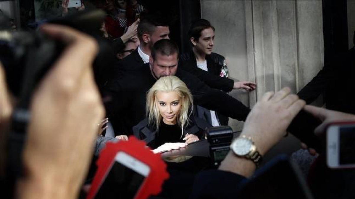 Kim Kardashian, a su llegada al desfile de Balmain en la Semana de la Moda de París.-Foto: SERVICIO ESPECIAL