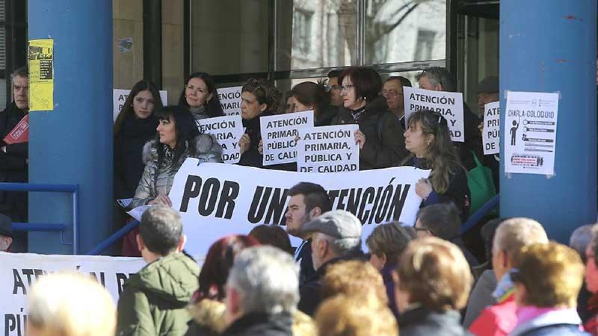 Un momento de la concentración de ayer en Los Cubos.-R. OCHOA