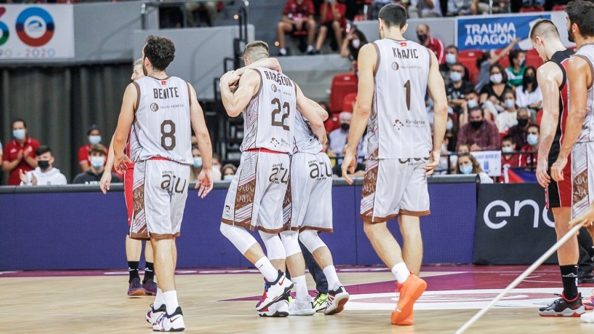 Rabaseda ayuda a Nikolic a abandonar la pista del Príncipe Felipe de Zaragoza, el pasado sábado. ACB PHOTO / E. CASAS