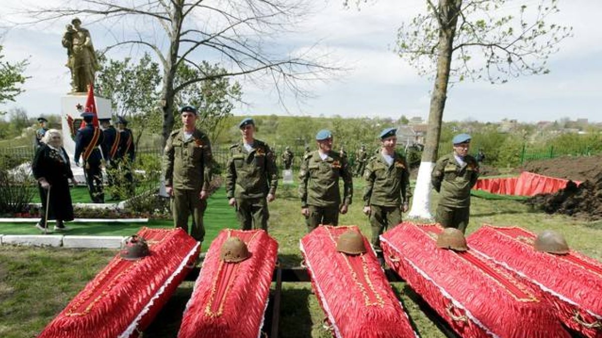 Un soldado custodia los féretros de varios de los soldados del Ejército Rojo muertos durante la Segunda Guerra Mundial.-Foto: REUTERS / EDUARD KORNIYENKO