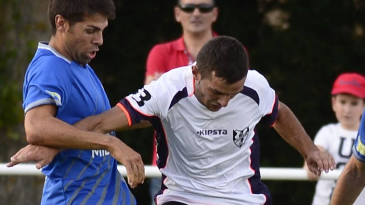 Bruju protege un balón en el choque del pasado fin de semana-Santi Otero